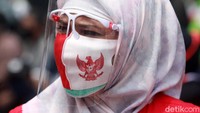 Tak hanya dihadiri oleh sejumlah tokoh nasional, tak sedikit warga yang berdatangan ke Lapangan Tugu Proklamasi dengan mengenakan masker dan face shield untuk ikut serta dalam deklarasi Koalisi Aksi Menyelamatkan Indonesia (KAMI) tersebut.