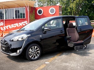 Bentuk Tanggung Jawab Sosial, Toyota Serahkan Sienta Welcab ke RS Ortopedi Soeharso