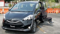 Kursi welcab yang digunakan pada Toyota Sienta merupakan produksi Toyota (genuine part). Kursi yang bisa dikeluarkan tersebut ditempatkan pada baris kedua sebelah kiri sebagai New Captain Seat Welcab, lengkap dengan sandaran tangan pada sisi kanan kursi, sandaran kepala, dan sandaran kaki. Foto: Dok. Toyota-Astra Motor Kursi welcab yang digunakan pada Toyota Sienta merupakan produksi Toyota (genuine part). Kursi yang bisa dikeluarkan tersebut ditempatkan pada baris kedua sebelah kiri sebagai New Captain Seat Welcab, lengkap dengan sandaran tangan pada sisi kanan kursi, sandaran kepala, dan sandaran kaki. Foto: Dok. Toyota-Astra Motor