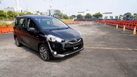 Lansia dan difabel pengguna kursi roda terkadang kesulitan masuk ke mobil. Toyota menjawab kebutuhan tersebut dengan hadirnya Sienta Welcab. Kursi welcab dapat bergerak keluar dan masuk secara otomatis dengan menggunakan New Physical Remote dan Remote App. Foto: Dok. Toyota-Astra Motor Lansia dan difabel pengguna kursi roda terkadang kesulitan masuk ke mobil. Toyota menjawab kebutuhan tersebut dengan hadirnya Sienta Welcab. Kursi welcab dapat bergerak keluar dan masuk secara otomatis dengan menggunakan New Physical Remote dan Remote App. Foto: Dok. Toyota-Astra Motor