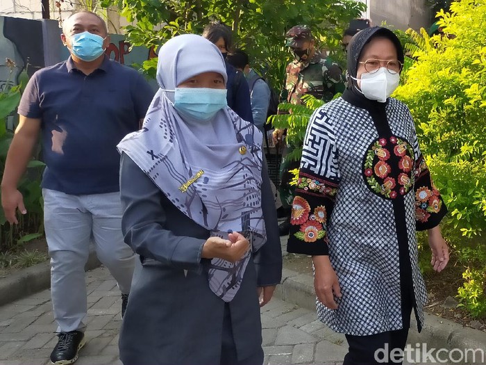 Wali Kota Surabaya Tri Rismaharini masih mengevaluasi wacana sekolah tatap muka. Pihaknya tidak mau sembrono di tengah pandemi COVID-19