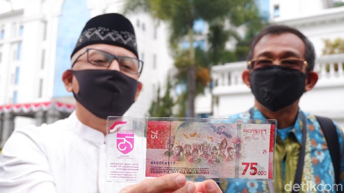 Warga Bandung berbondong-bondong menukar uang pecahan Rp 75 Ribu Warga Bandung berbondong-bondong menukar uang pecahan Rp 75 Ribu
