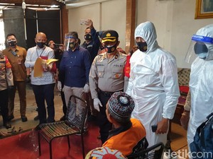 Pria yang Cium Jenazah COVID-19 di Kota Malang Dijemput Paksa Polisi