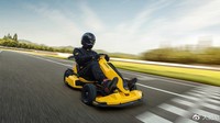 Ninebot GoKart Pro Edisi Lamborghini sudah mengandalkan tenaga listrik sepenuhnya. Dilengkapi baterai 432Wh dengan empat saluran udara yang dikatakan cukup untuk 62 putaran sirkuit 400 m. Gokart ini bisa melaju dengan kecepatan maksimal 40 kpj. Foto: Istimewa