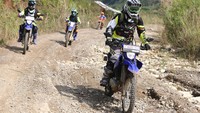 Perjalanan mulai menantang detikOto untuk menguji handling yang stabil dan nyaman dari WR155R saat memasuki kompleks Hambalang, mulanya medan aspal mulus berganti dengan area pemukiman penduduk dan terkadang melewati area ladang. Foto: Yamaha Indonesia