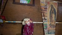 Para pelaku tersebut dengan brutal membakar rumah-rumah penduduk dan mengusir para penghuninya dengan kekerasan.  