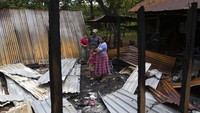 Floricelda Cucul, kanan depan, berdiri bersama suaminya Celestino Bol dan anak-anak di reruntuhan rumah gubuk mereka dibakar oleh orang-orang bersenjata tak dikenal di Cubilguitz, Guatemala, Selasa, (18/8/2020) waktu setempat.  