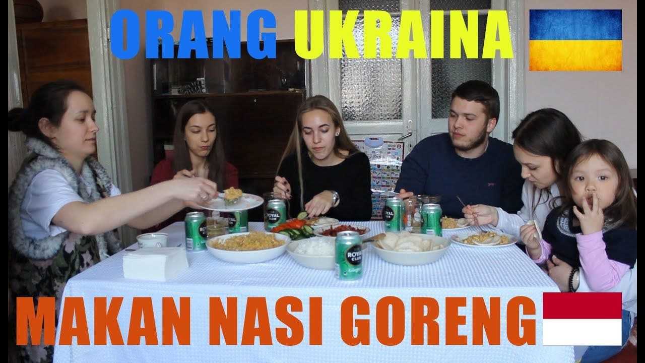 5 Momen Bule Ketagihan Nikmatnya Nasi Padang hingga Nasi Tumpeng