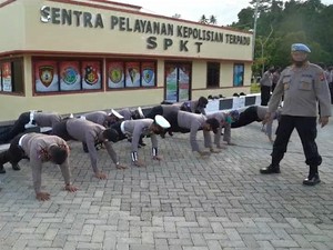Video Belasan Polisi Dihukum Push-up karena Abaikan Protokol Kesehatan