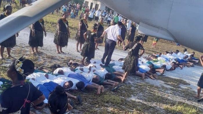 Ada Apa Dibalik Foto Duta Besar China Injak Punggung Warga Kiribati?