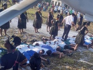 Fakta-fakta Foto Duta Besar China Injak Punggung Warga