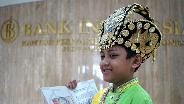 Aditya, anak berbaju adat Gorontalo di uang Rp 75 ribu (Antara)