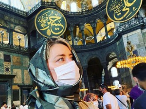 Gaya Terkini Amber Heard Kunjungi Masjid Setelah Dikritik Terlalu Seksi
