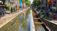 Tak hanya dinding dan permukaan tanah, jembatan yang menghubungkan kanal juga mulai runtuh dan menimpa kapal boat yang bersandar di kanal. Bahaya runtuhnya permukaan tanah kian mengintai Amsterdam (Gemeente Amsterdam)