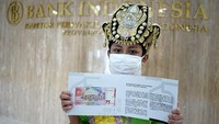 Aditya merupakan salah seorang anak yang mengenakan pakaian adat Gorontalo yaitu Makuta dan berada di posisi ketiga kanan dalam uang baru tersebut.