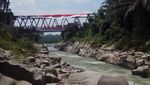 Foto: Menguji Nyali, Arung Jeram di Sungai Buaya