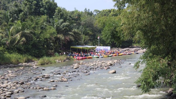 Arung jeram sendiri bukan hanya olahraga rekreasi, melainkan juga diisi orang-orang yang memiliki rasa nasionalisme dan cinta tanah air yang tinggi. Olahraga arung jeram tidak dapat dilakukan seorang diri, tetapi harus dilaksanakan dengan mengandalkan kerjasama tim. (dok. FAJI Sumut) Arung jeram sendiri bukan hanya olahraga rekreasi, melainkan juga diisi orang-orang yang memiliki rasa nasionalisme dan cinta tanah air yang tinggi. Olahraga arung jeram tidak dapat dilakukan seorang diri, tetapi harus dilaksanakan dengan mengandalkan kerjasama tim. (dok. FAJI Sumut)