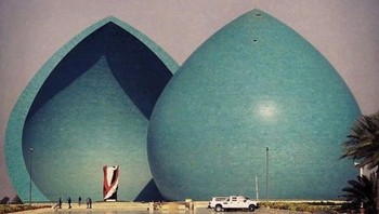 Monumen yang seolah terbelah dua. Foto: Brightside