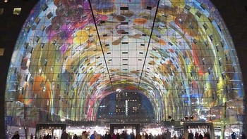 Aula pasar yang malam hari berubah jadi lukisan. Foto: Brightside