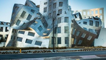 Sebuah bangunan yang seperti meleleh. Foto: Brightside