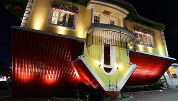 Apakah rumah ini terbalik sebelum atau sesudah konstruksi? Foto: Brightside