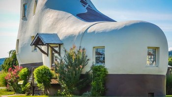 Rumah dengan desain unik berbentuk seperti sebuah sepatu raksasa. Foto: Brightside