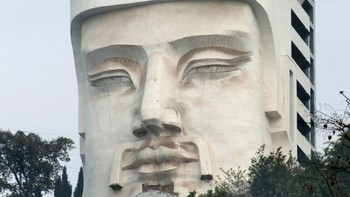 Gedung ini tampak seperti pria mengenakan toga. Foto: Brightside