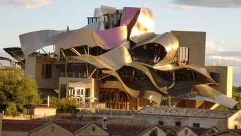 Bagunan hotel yang terinspirasi dari ombak laut. Foto: Brightside