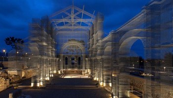 Gereja yang terbuat dari kabel logam tampak seperti teknologi augmented reality. Foto: Brightside