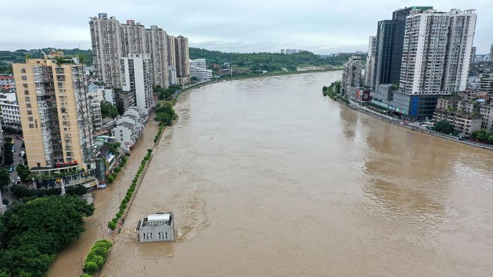 This aerial photo taken on August 18, 2020 shows the swollen Tuojiang River following heavy rain in Neijiang in Chinas southwestern Sichuan province. - Sichuan on August 17 raised its flood alert to the second-highest level after continuous heavy rain since August 15 damaged farmland and transport infrastructure, according to the official Xinhua News Agency. (Photo by STR / AFP) / China OUT