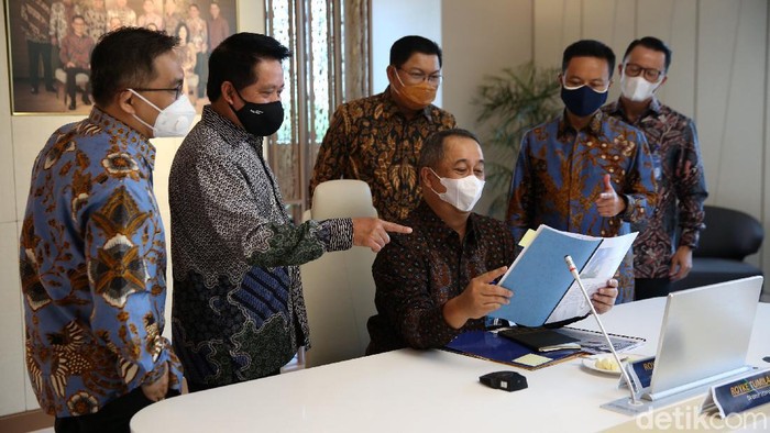 Bank Mandiri Raih Laba Rp 10,3 T Direktur Information Technology Bank Mandiri Rico Usthavia Frans, Wakil Direktur Utama Bank Mandiri Hery Gunardi, Direktur Utama Bank Mandiri Royke Tumilaar, Direktur Treasury, International Banking & Special Asset Management Darmawan Junaidi, Direktur Manajemen Risiko Ahmad Siddik Badruddin serta Direktur Keuangan dan Strategi Silvano Rumantir sedang berbincang saat menyampaikan paparan kinerja triwulan II-2020 di Jakarta. Rabu (19/8/2020). Pada triwulan II 2020, Bank Mandiri menyalurkan kredit secara konsolidasi menjadi Rp871,7 triliun, meningkat 4,38% yoy sebagai kontribusi untuk mengakselerasi pemulihan ekonomi nasional dari dampak covid-19. Selain itu, perseroan juga telah merestrukturisasi kredit 324.085 debitur UMKM dengan nilai outstanding Rp32,6 triliun per 13 Agustus 2020 untuk menjaga keberlangsungan usaha mereka. Triwulan 2 2020 Bank Mandiri bukukan laba Rp 10,3 T.