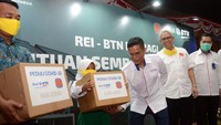 Direktur utama PT Bank Tabungan Negara (Persero) Tbk Pahala Nugraha Mansury menyapa seorang anak dari perwakilan masyarakat terdampak covid-19 di wilayah Jakarta, disaksikan Sekjen DPP Persatuan Perusahaan Realestat Indonesia (REI) Amran Nukman beserta jajaran REI dan Direktur Consumer and Commercial Lendeng BTN Hirwandi Gafar di Jakarta, Rabu (19/8). dok. REI