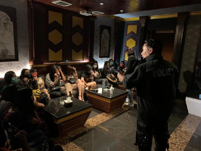Bareskrim menggrebek Venesia BSD Karaoke Executive yang mempekerjakan 47 pemandu lagu