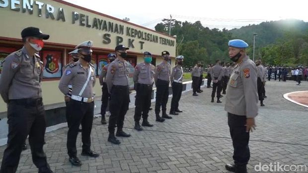 Belasan polisi di Sulbar disanksi push up karena langgar protokol kesehatan (Abdy Febriady/detikcom)