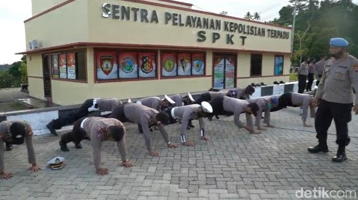 Belasan polisi di Sulbar disanksi push up karena langgar protokol kesehatan (Abdy Febriady/detikcom)