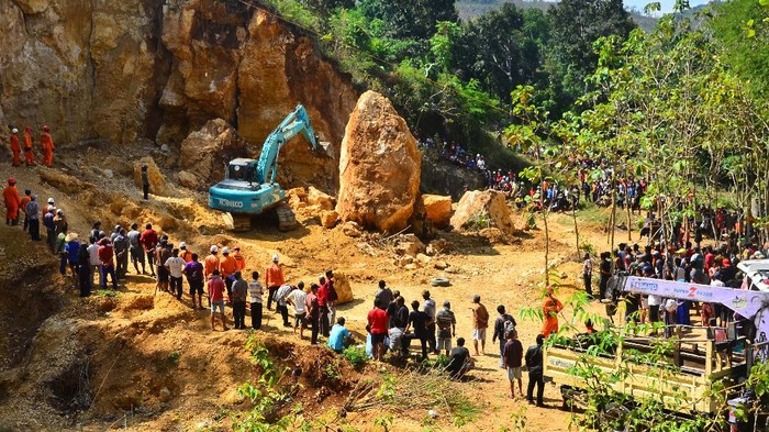 BENCANA TEBING LONGSOR DI GROBOGAN Petugas Basarnas membungkus jenazah korban bencana tebing longsor di lokasi galian C penambangan batu di desa Katekan, Brati, Grobogan, Jawa Tengah, Rabu (19/8/2020). Akibat tebing longsor setingggi kurang lebih 15 meter itu menyebabkan tiga orang meningggal dunia dan dua orang selamat. ANTARA FOTO/Yusuf Nugroho/aww.