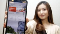 Nasabah milenial menunjukkan aplikasi BNI Call Virtual Assistant pada smartphone-nya di Jakarta.