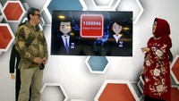 Direktur Layanan dan Jaringan BNI Adi Sulistyowati dan Chairman of Indonesia Contact Center Association Andi Anugrah berinteraksi dengan BNI Call Virtual Assistant di Jakarta, Rabu (19/82020).