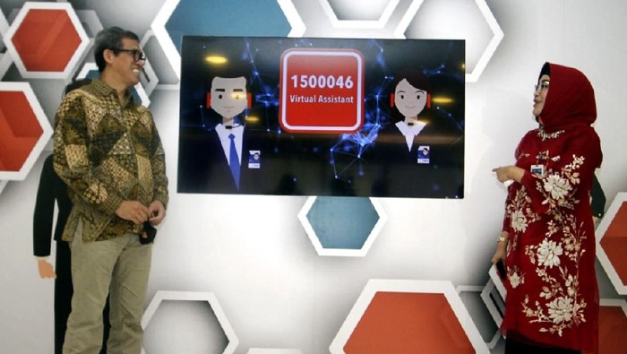 Direktur Layanan dan Jaringan BNI Adi Sulistyowati (kanan) dan Chairman of Indonesia Contact Center Association Andi Anugrah (kiri) berinteraksi dengan BNI Call Virtual Assistant di Jakarta, Rabu (19 Agustus 2020). Kini nasabah bisa melakukan transfer antar BNI dan antar bank, pembelian, pembayaran, pemblokiran kartu debit, hingga tracking penyelesaian pengaduan melalui perintah suara pada aplikasi BNI Call Virtual Assistant.