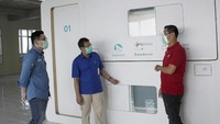Manager CSR Program Support Telkomsel Yanto Santoso dan Direktur Utama RSCM dr. Lies Dina Liastuti Sp.JP beserta perwakilan manajemen RSCM & BenihBaik.com turut hadir saat penyerahan bantuan 8 unit sleeping pods secara simbolis di RSCM, Jakarta, Rabu (19/8). Foto: dok. Telkomsel
