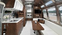 Tidak sampai di situ, koneksi WiFi, sistem audio HD, layar sentuh, Sirius XM dan Apple AirPlay juga ikut disajikan. Foto: Pool (Autoevolution)