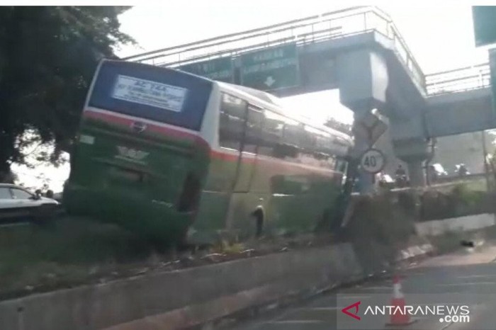 Bus Mayasari Bhakti nangkring di pembatas tol di Jaktim (Foto: Antara)