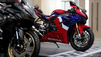 AHM menawarkan Honda CBR1000RR-R Fireblade dalam dua varian, tipe STD dengan warna hitam (Matte Pearl Morion Black), dan tipe SP dengan warna khas Honda Tricolor. 