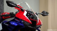 Keduanya dijual Rp Rp990.000.000 (tipe STD) dan Rp1.100.000.000 (tipe SP) dengan status on the road wilayah Jakarta.