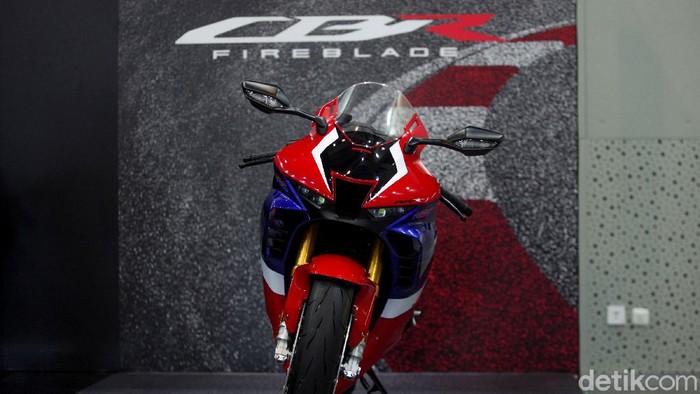 Honda CBR1000RR-R Fireblade yang terinspirasi dari motor MotoGP akhirnya meluncur di Indonesia. Yuk, lihat lebih dekat detail foto-fotonya!