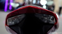 Fitur lainnya, Honda CBR1000RR-R Fireblade memiliki fitur Wheelie Control yang mencegah ban depan terangkat saat berakselerasi terlalu tinggi. Hal ini masih ditambah lagi dengan Rear Lift Control yang meniadakan potensi ban belakang terangkat karena rem terlalu dalam.