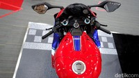 Satu hal lagi yang menjadikan Honda CBR1000RR-R Fireblade semakin naik kelas, adanya fitur Start Mode. Fitur ini menjaga putaran mesin (rpm) tetap konstan saat melakukan start, memungkinkan pengendara berkonsentrasi pada pengoperasian kopling agar start semakin optimal. Peranti ini mampu membatasi putaran mesin maksimal sesuai keinginan (6.000-10.000 rpm).