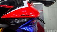 Fitur Assist & Slipper Clutch menjadi peranti standar, untuk memperingan pengoperasian kopling dan menghilangkan efek ban terkunci saat terjadi engine brake karena pengurangan gigi. Pada tipe SP, dibekali Quick Shifter yang membuat perpindahan gigi naik-turun semakin cepat.