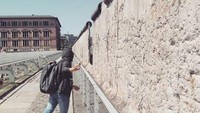 Untuk itu dibangunlah sejumlah pos perbatasan antara Jerman Barat dan Timur. Charlie ini bukanlah nama prajurit yang menjaga pos perbatasan ini, melainkan kode untuk menyebut pos jaga C setelah pos perbatasan Alpha di kota Helmstedt dan pos perbatasan Bravo di selatan Berlin.