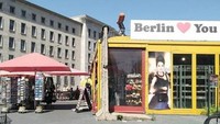Checkpoint Charlie sudah menjadi tempat wisata yang ramai. Pos perbatasan masih berdiri apa adanya dengan bendera AS berkibar di depannya. Sebuah plang juga tetap dilestarikan.